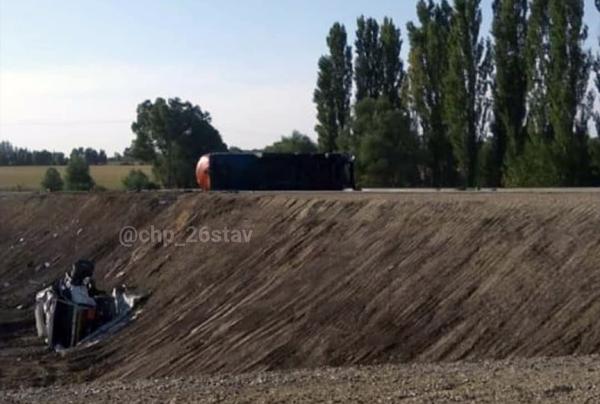 Вблизи Ставрополя перевернулся бензовоз, травмирован мужчина